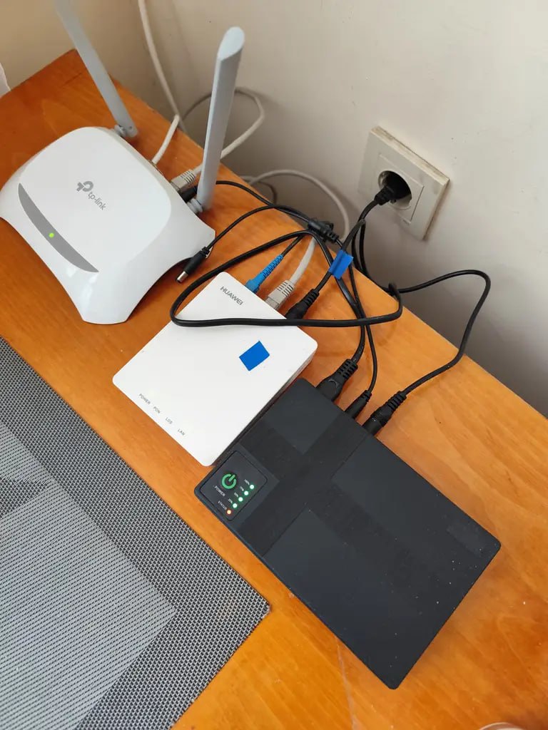 Роутер і GPON, підключені до Mini UPS